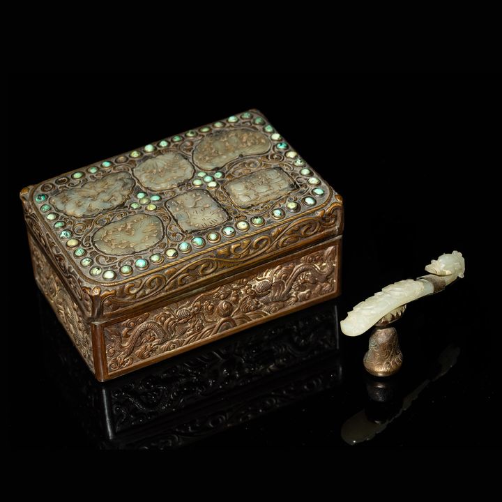 十九世紀 銅嵌玉片蓋盒及龍勾 A Chinese bronze box with jade inlaid lid and a jade dragon hook, 19th century