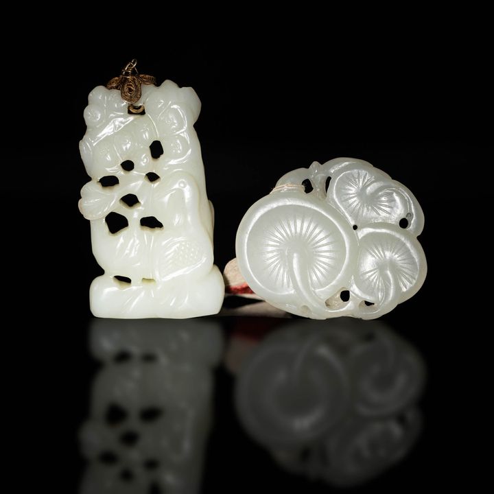 十八/十九世紀   白玉雕靈芝佩及松鶴掛墜兩件 Two Chinese carved white jade toggles, 18th/19th century
