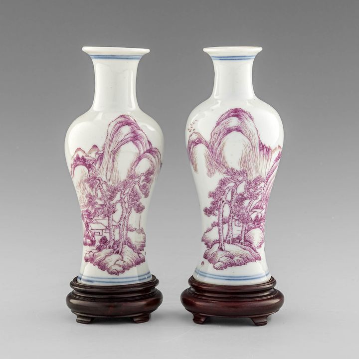 民國 胭脂紅山水瓶一對(附硬木座) A pair of Chinese ruby-red landscape vases, Republic period