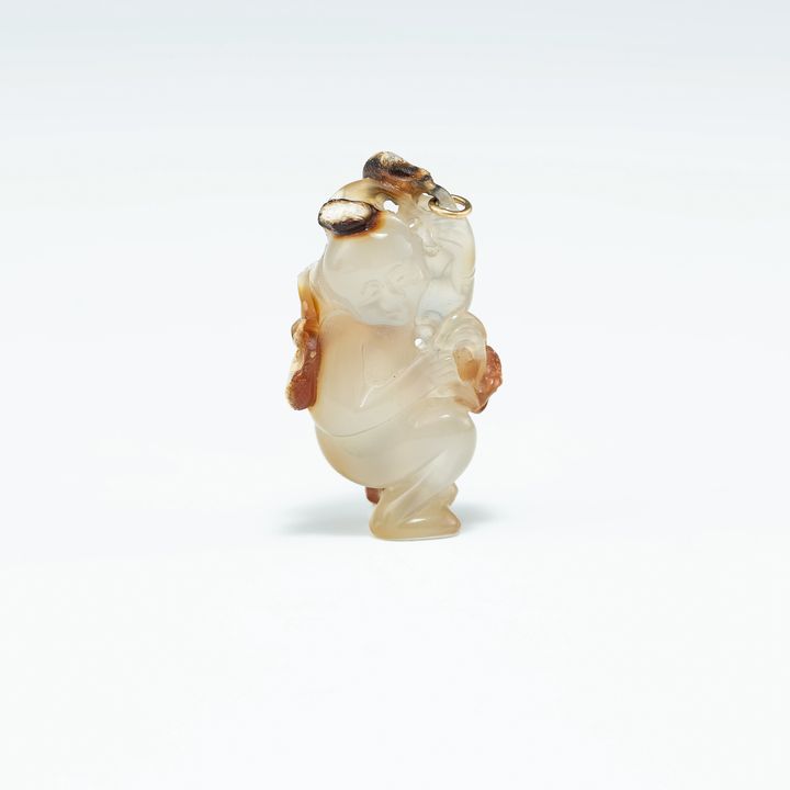 十八世紀 瑪瑙巧雕童子掛墜 A Chinese carved agate boy-form toggle, 18th century