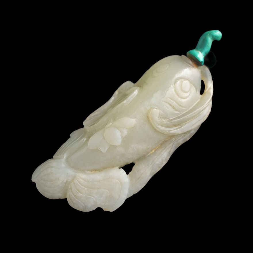 十九世紀 玉雕金魚形鼻煙壺 A Chinese carved jade goldfish-shaped snuff bottle, 19th century