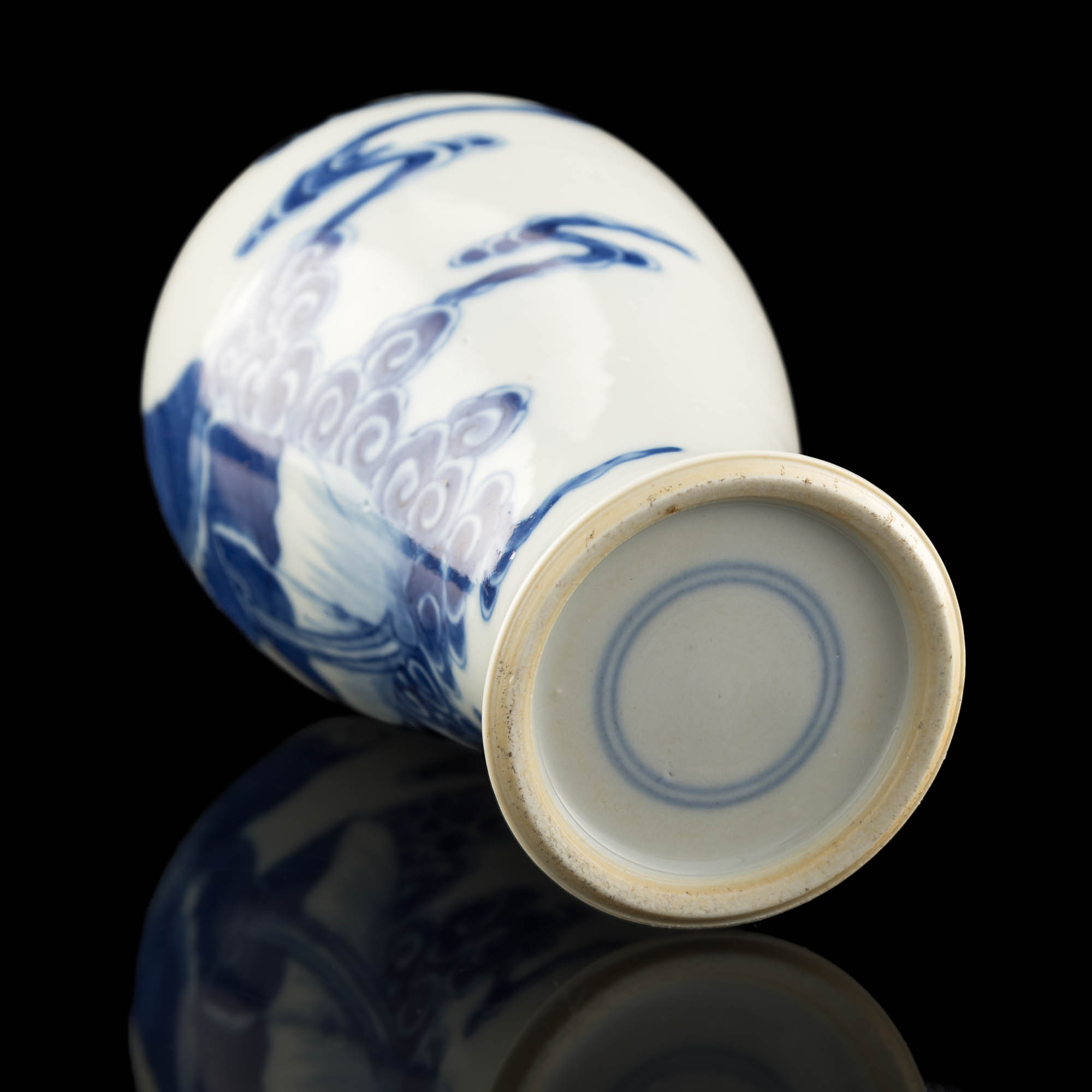 十九世紀青花人物梅瓶A Chinese blue and white meiping vase, 19th