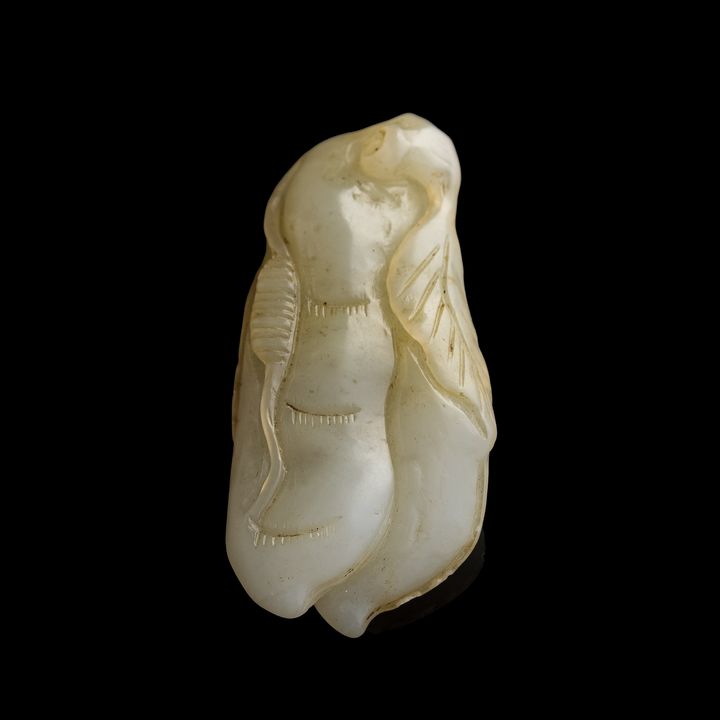 十九世紀 玉雕豆莢掛件 A Chinese carved jade 'pea pod' toggle, 19th century