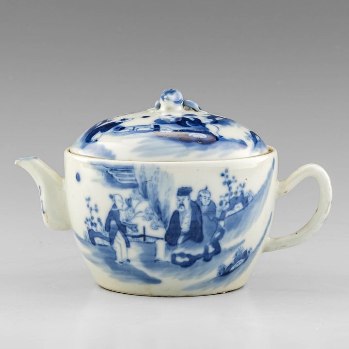 十九世紀晚 青花山水人物壺 A Chinese blue and white landscape teapot, late 19th century
