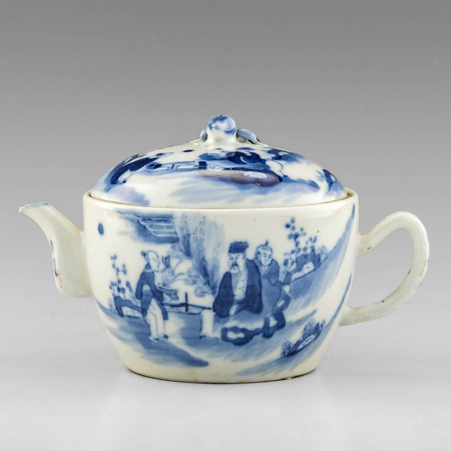 十九世紀晚 青花山水人物壺 A Chinese blue and white landscape teapot, late 19th century