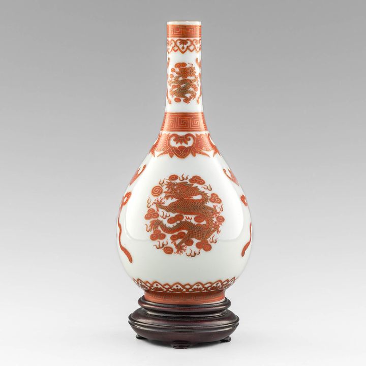 民國 礬紅團龍紋膽瓶（附硬木座） A Chinese iron red dragon vase, Republic period