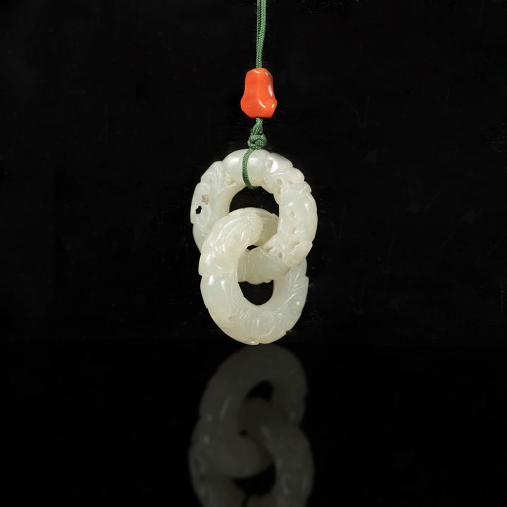 十八世紀   白玉鏤雕雙連環 A set of Chinese carved white jade interlocking rings, 18th century