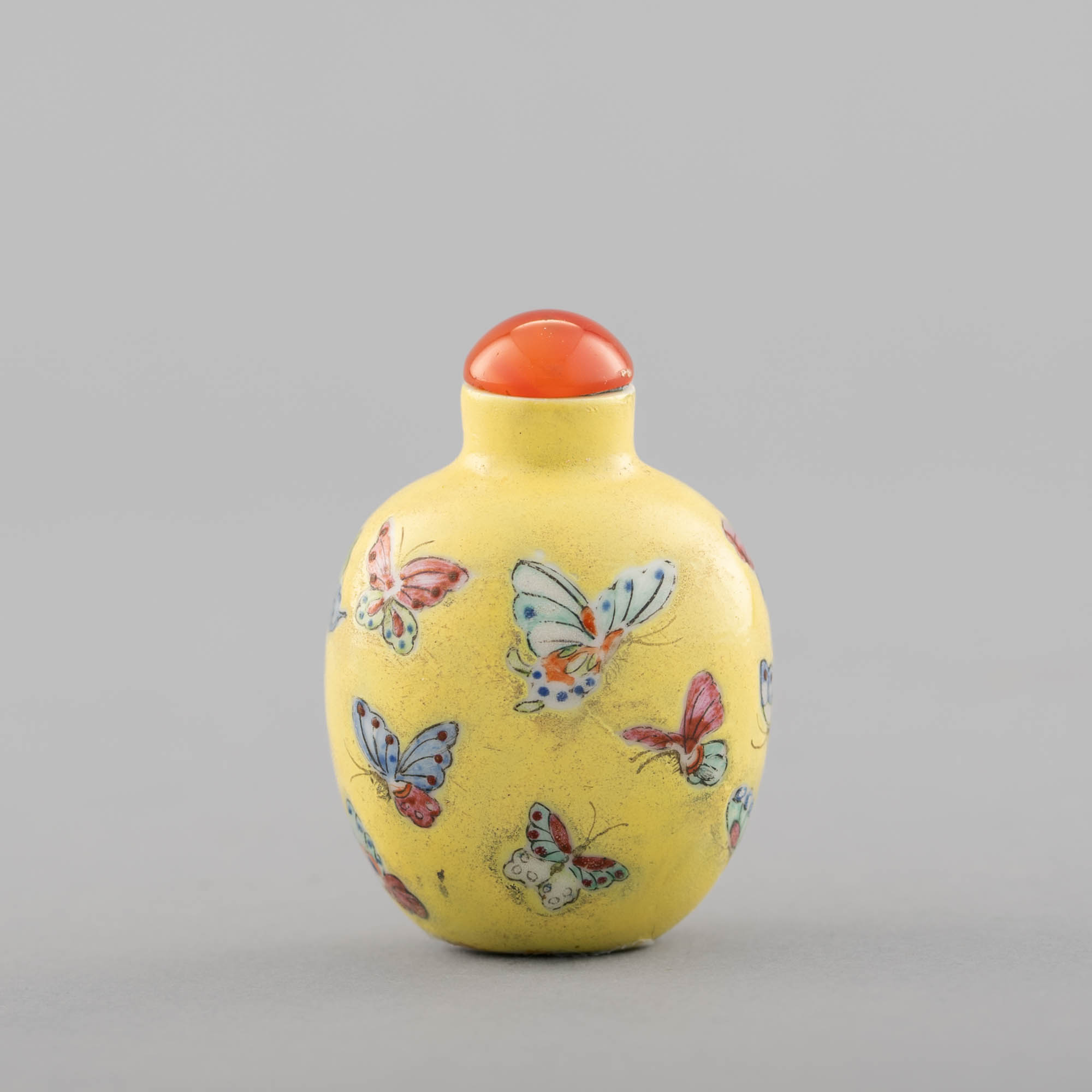 十九世紀黃地粉彩百蝶紋鼻煙壺A Chinese yellow ground famille rose