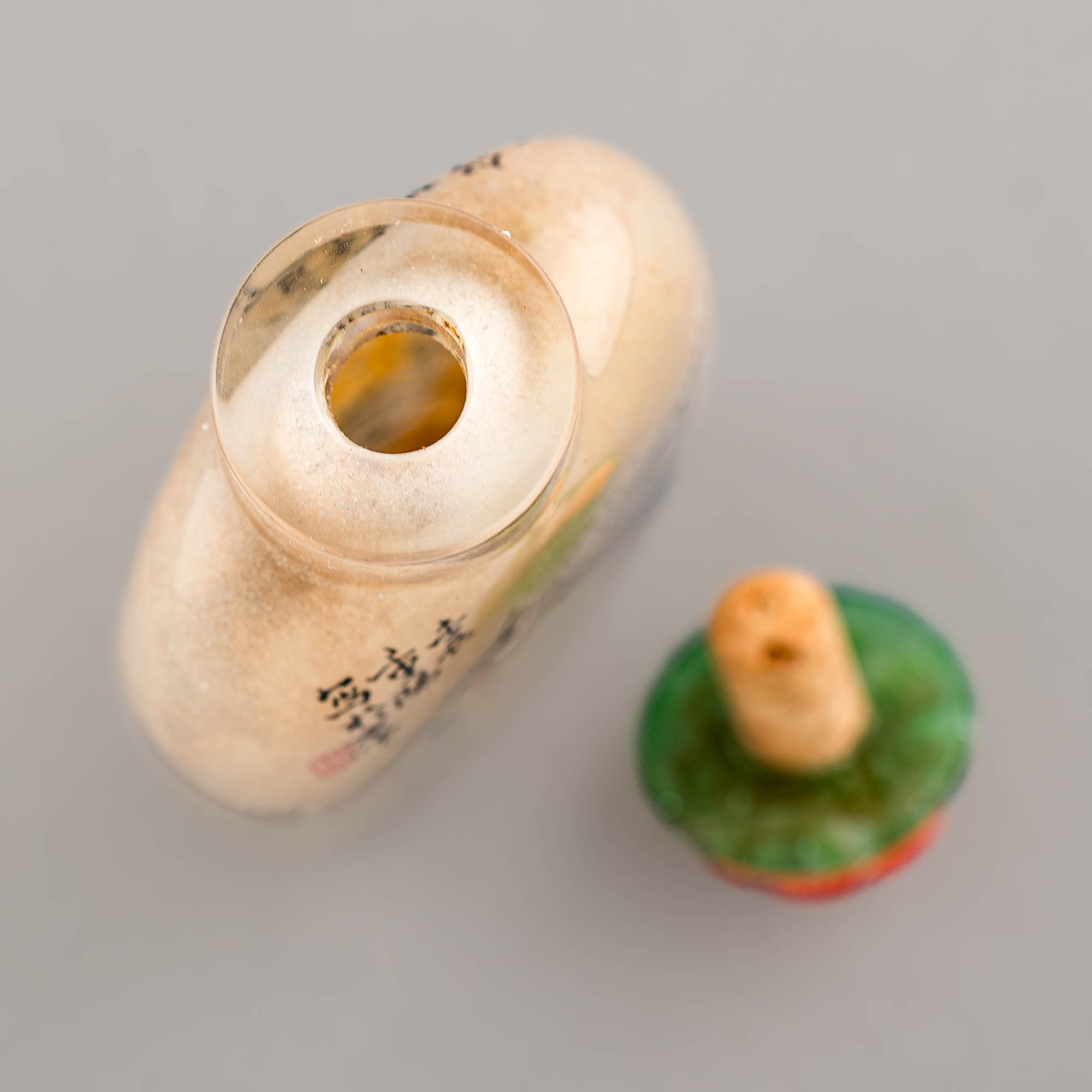 周樂元內畫花鳥鼻煙壺A Chinese inside-painted glass snuff bottle