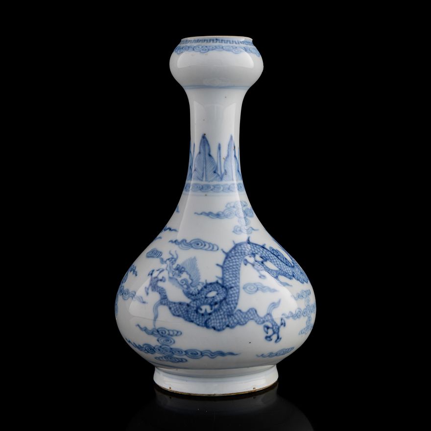 十八世紀 青花雲龍紋蒜頭瓶 A Chinese blue and white 'dragon' garlic head vase, 18th century