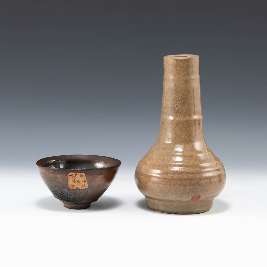 宋代 龍泉瓶及建盞兩件 A Chinese Longquan celadon vase and black-glazed bowl, Song dynasty