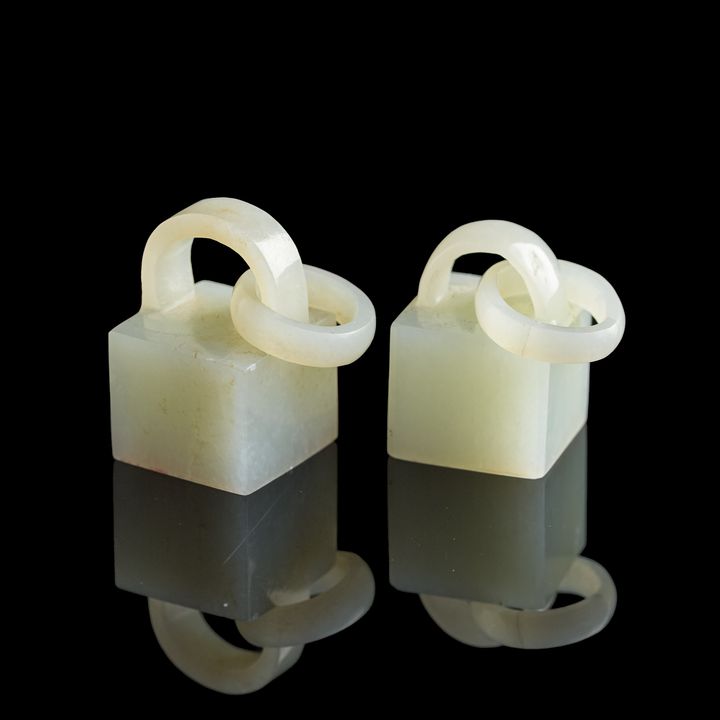 十九世紀 白玉雕環紐印章一對 A pair of Chinese carved white jade seals, 19th century