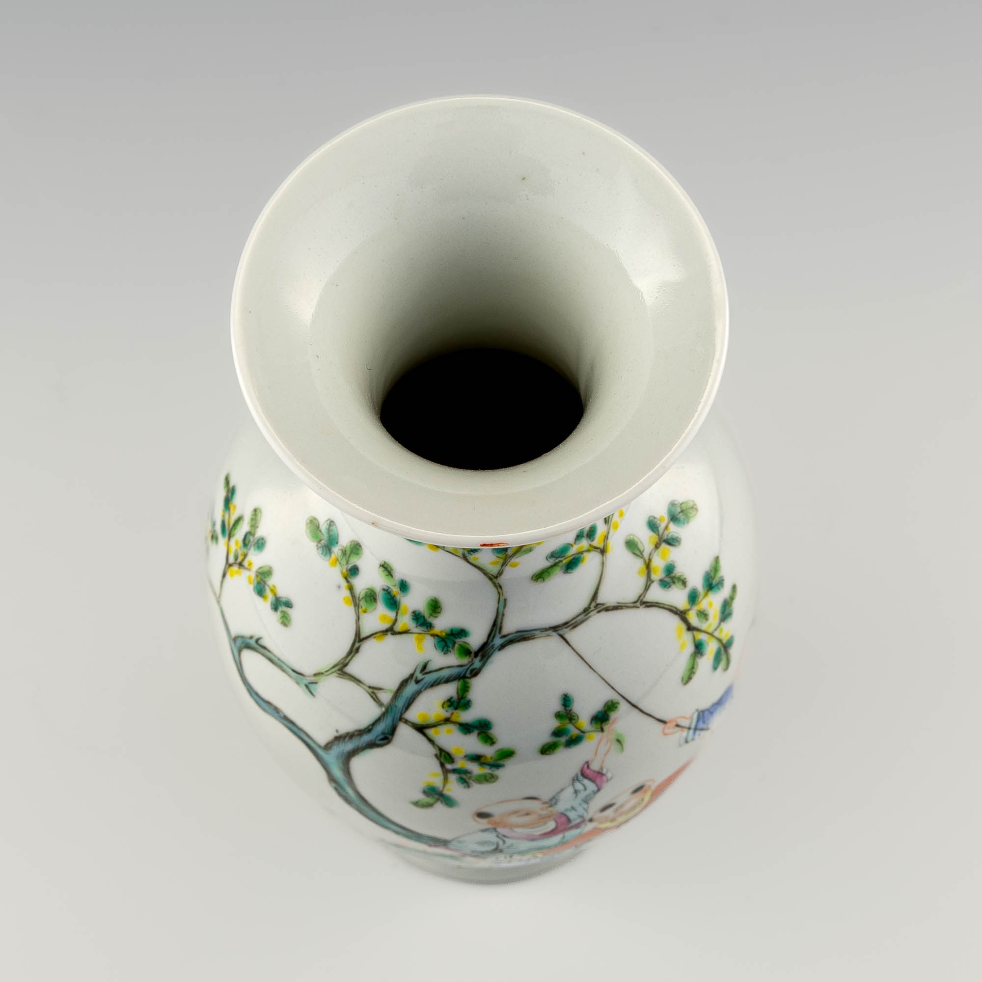 民國粉彩嬰戲瓶A Chinese famille rose vase with scene of children