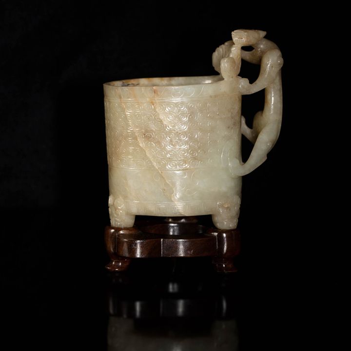明代 仿漢玉雕螭龍把杯（附硬木座） A Chinese Han-style carved jade cup with chilong handle, Ming dynasty