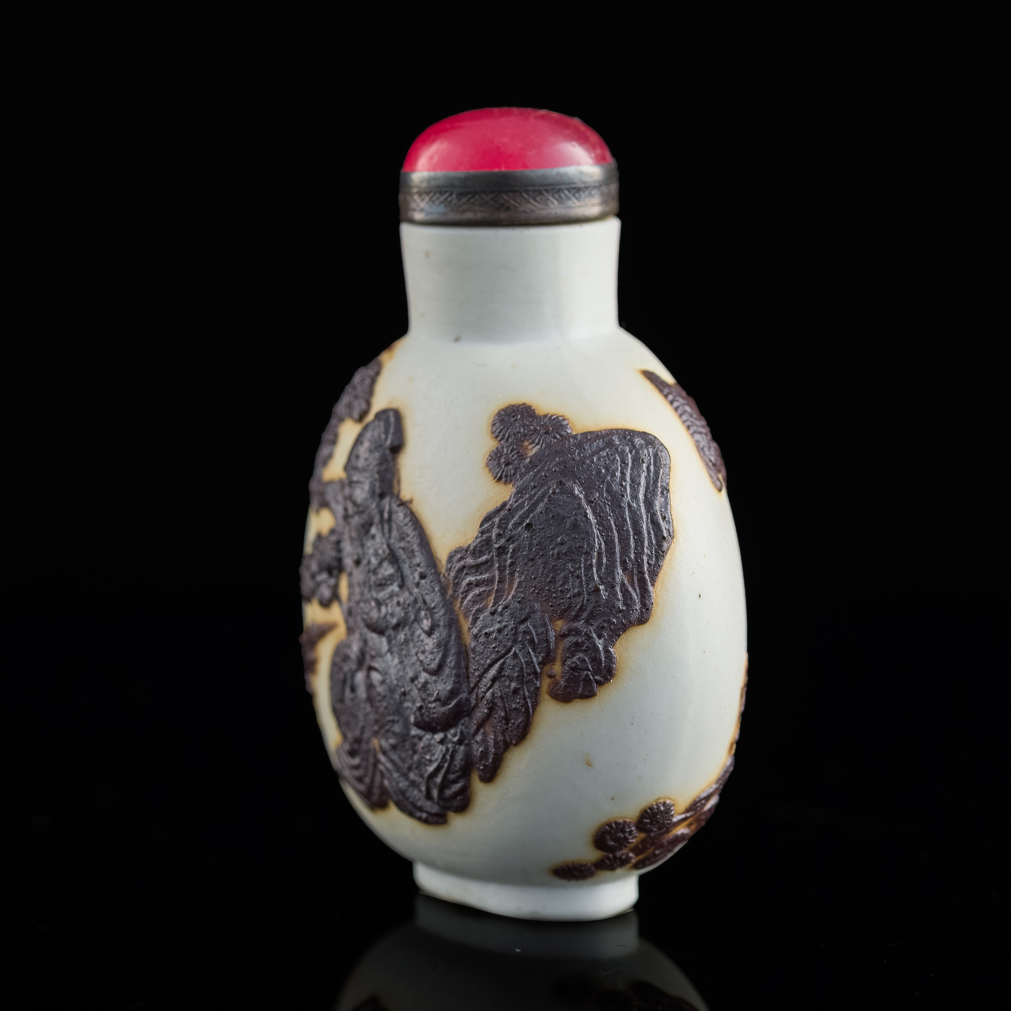 十九世紀早雕瓷人物鼻煙壺A Chinese molded porcelain snuff bottle