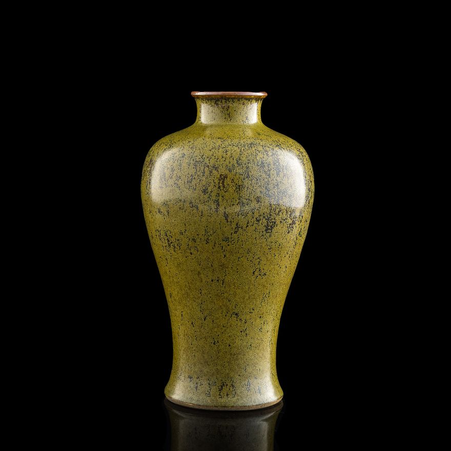 十九世紀 茶葉末釉梅瓶 A Chinese teadust-glazed meiping vase, 19th century