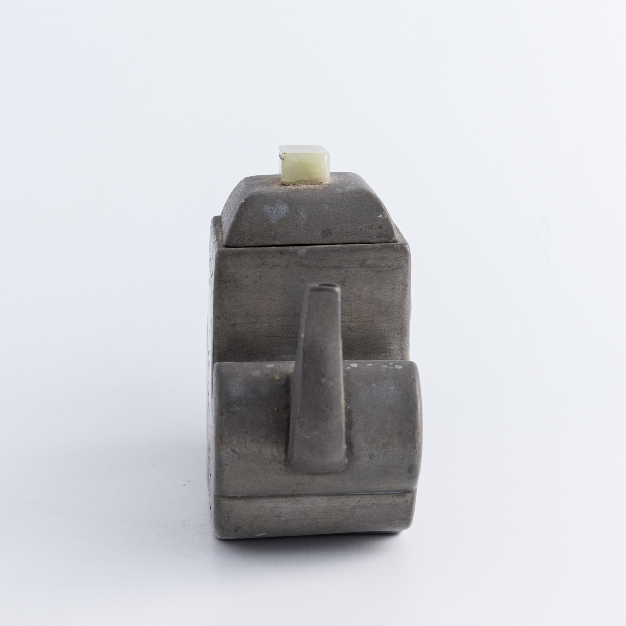 十九世紀早錫包紫砂壺A Chinese pewter encased zisha teapot