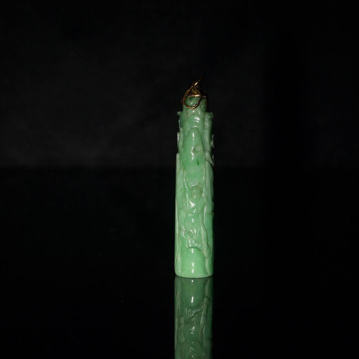 十九世紀 翡翠雕人物翎管 A Chinese carved jadeite cylinder pendant, 19th century