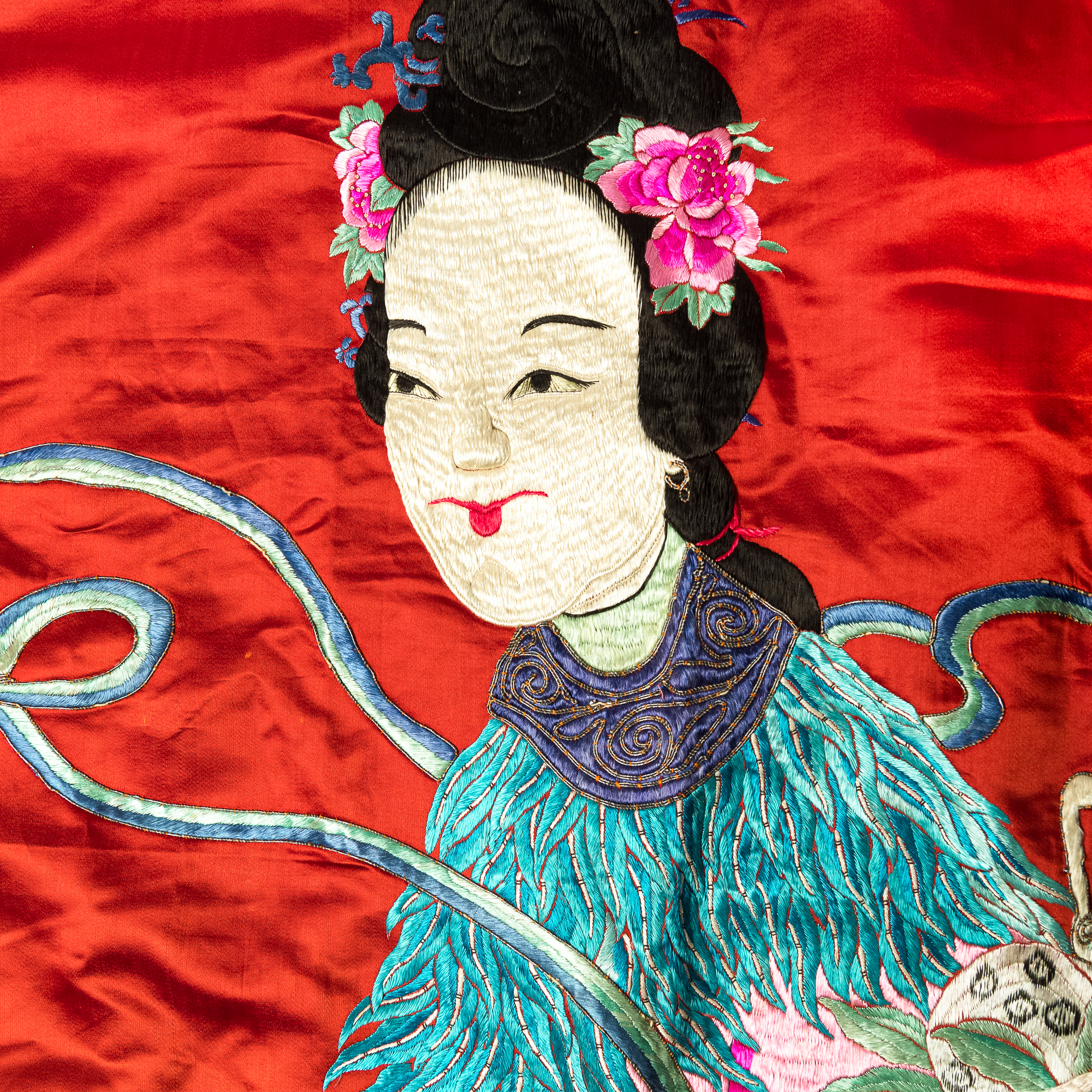 民國紅地刺繡麻姑獻壽鏡片A Chinese red-ground 'Magu