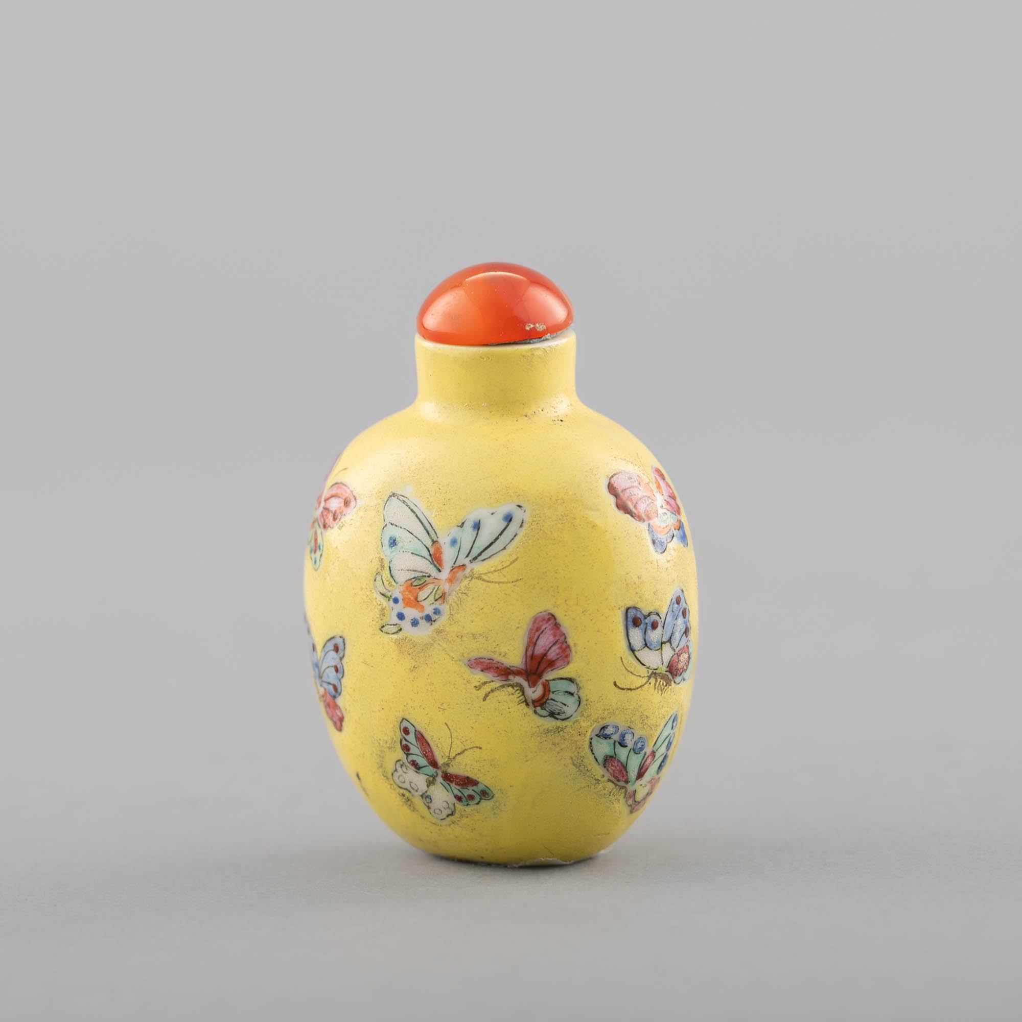 十九世紀黃地粉彩百蝶紋鼻煙壺A Chinese yellow ground famille rose