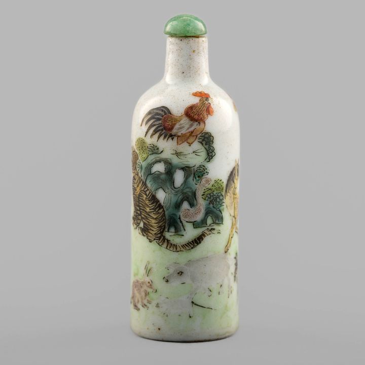 十八世紀 粉彩動物鼻煙壺 A Chinese famille rose animal snuff bottle, 18th century