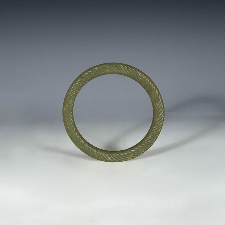 十八世紀或更早 青玉絞絲手鐲 A Chinese celadon jade twisted bangle, 18th century or earlier