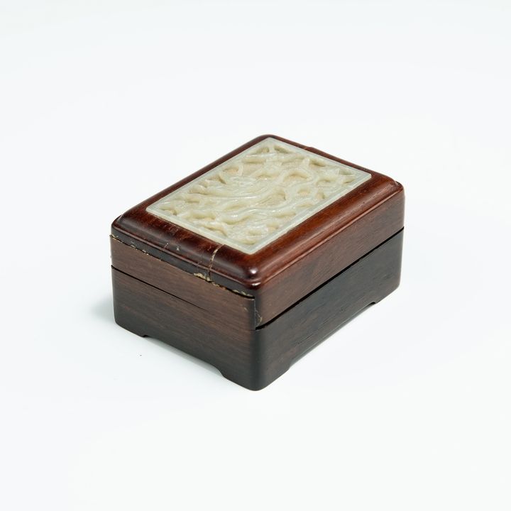 明代 白玉雕龍紋帶板鑲嵌硬木盒 A Chinese carved white jade plaque inset to wooden box, Ming dynasty