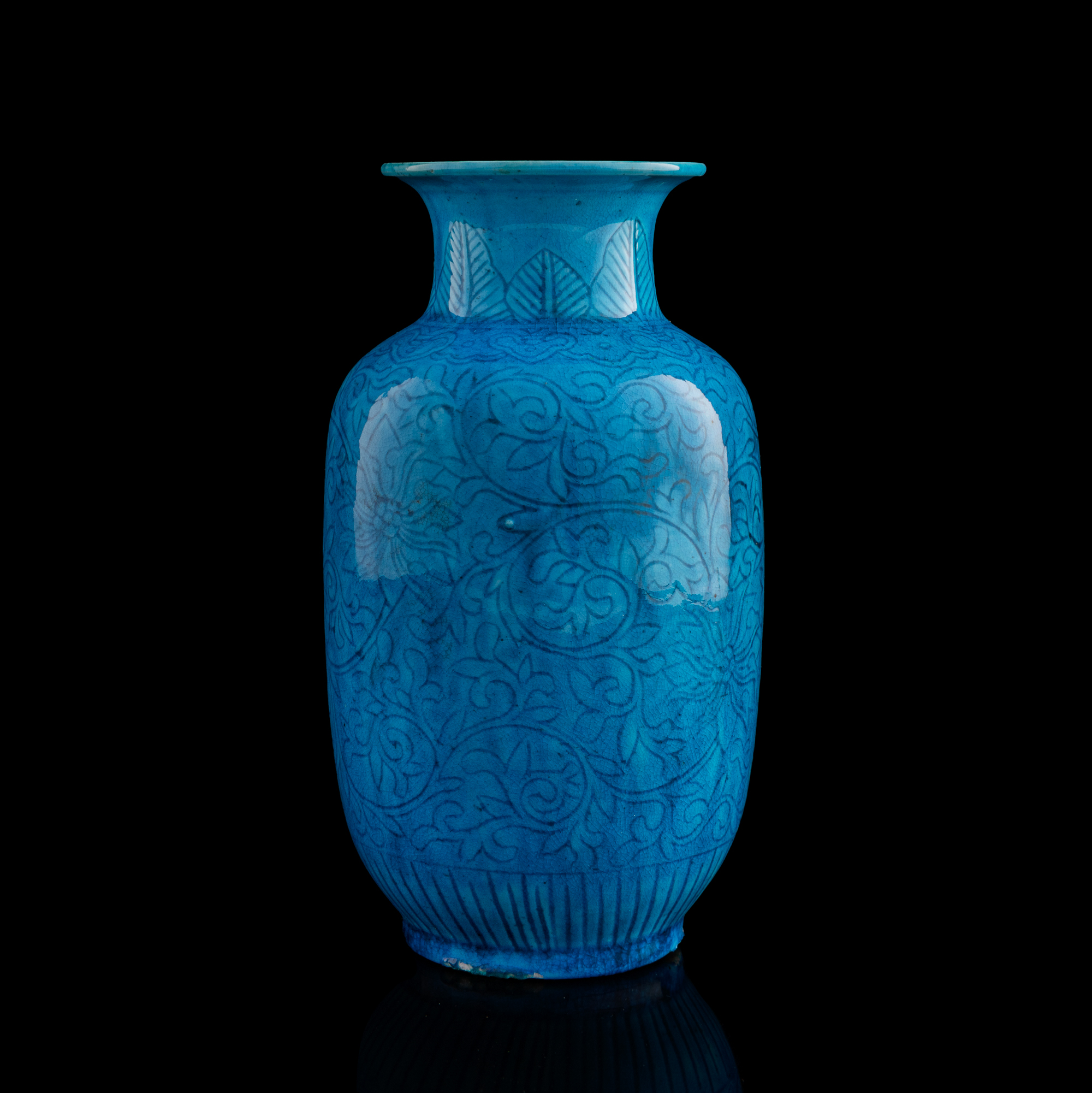 十九世紀孔雀藍燈籠瓶A Chinese turquoise-glazed lantern vase