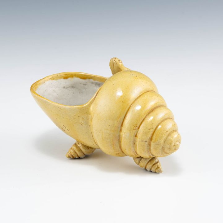 十九世紀晚 黃釉瓷塑海螺形水盂 A Chinese yellow-glazed conch-form water coupe, late 19th century