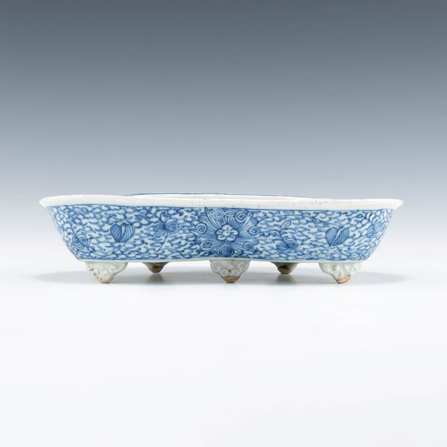 十九世紀早 青花水仙盆 A Chinese blue and white jardiniere, early 19th century