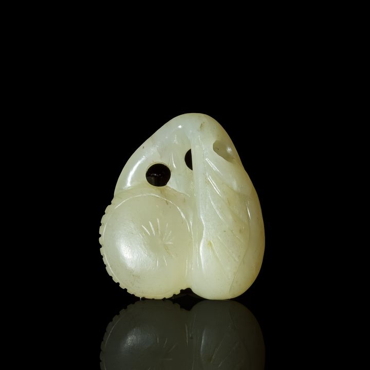 十九世紀 玉雕瓜果掛墜 A Chinese carved jade 'fruit' pendant, 19th century
