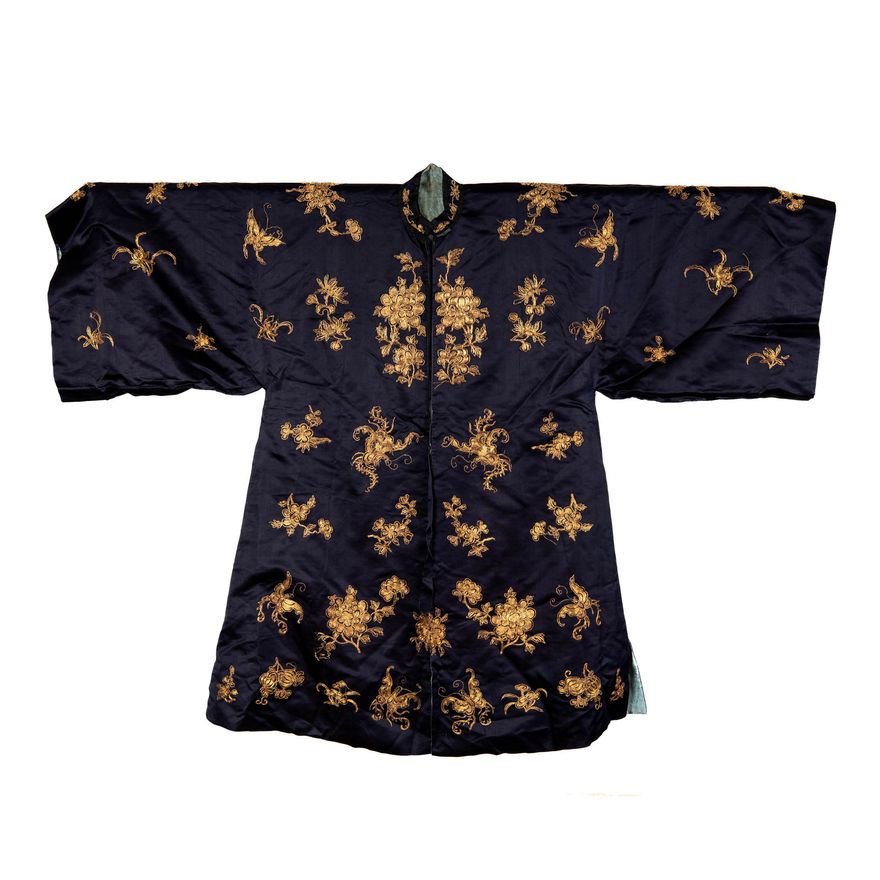 十九世紀 石青地金線繡花卉女褂 A Chinese blue-ground flower lady's robe, 19th century