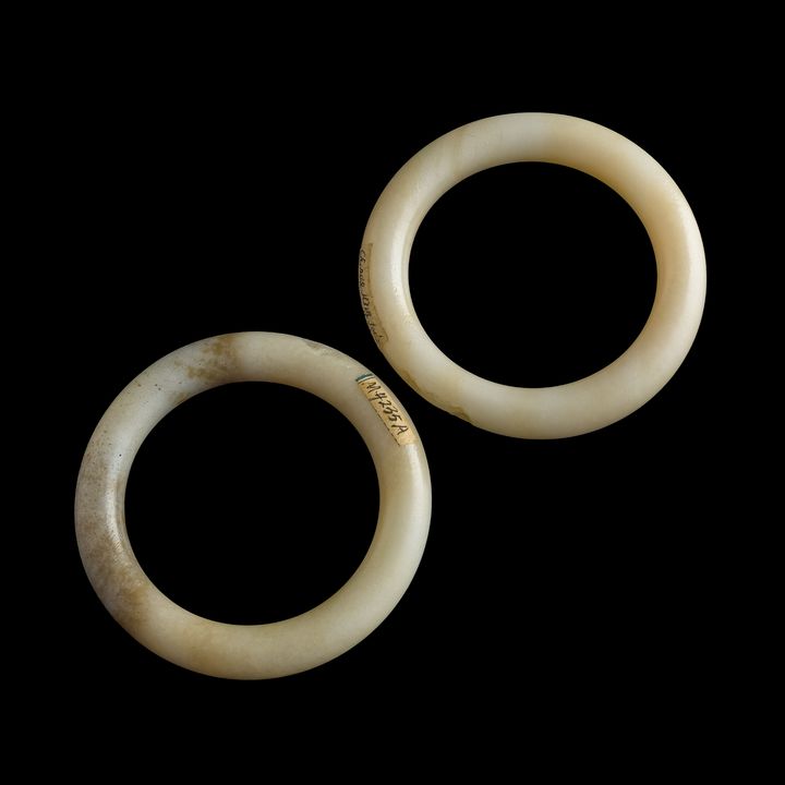 明代 白玉手鐲一對 A pair of Chinese white jade bangles, Ming dynasty