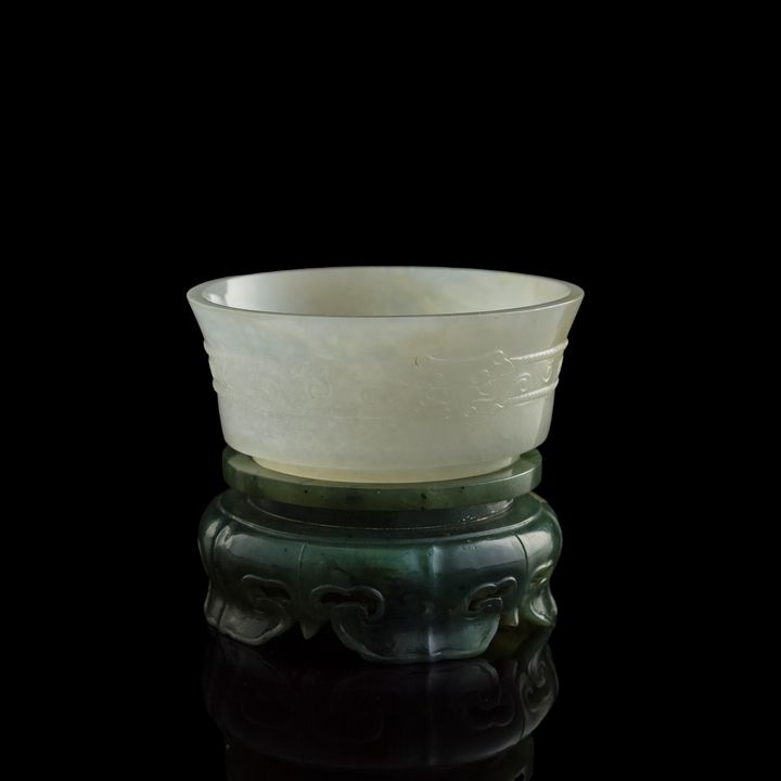 十八世紀 白玉雕饕餮紋洗(附原配碧玉座) A Chinese carved white jade washer with 'Taotie' motif, 18th century