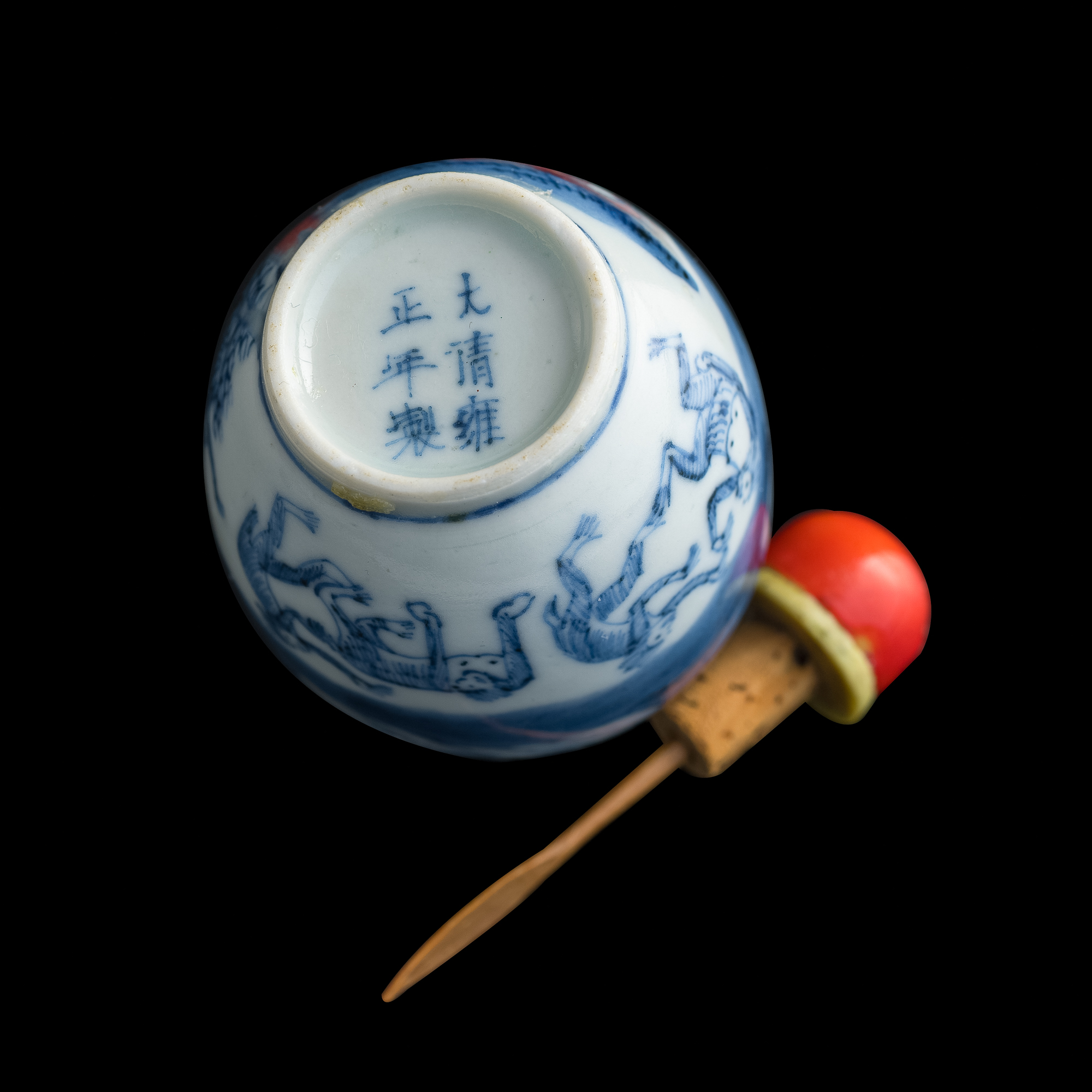 十九世紀青花釉裡紅群猴圖鼻煙壺（附木座） A Chinese blue and copper