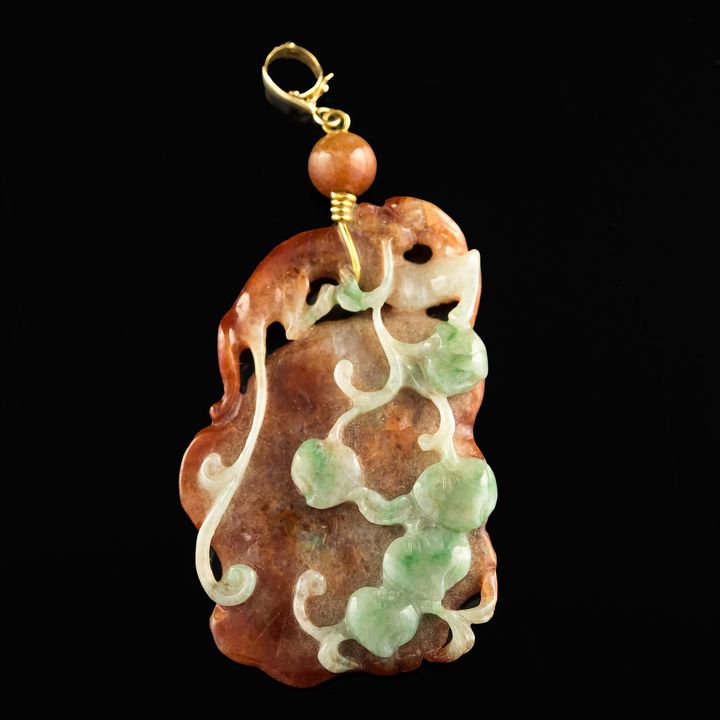 十九世紀 紅翡雕蓮荷掛墜 A Chinese carved red jadeite toggle, 19th century