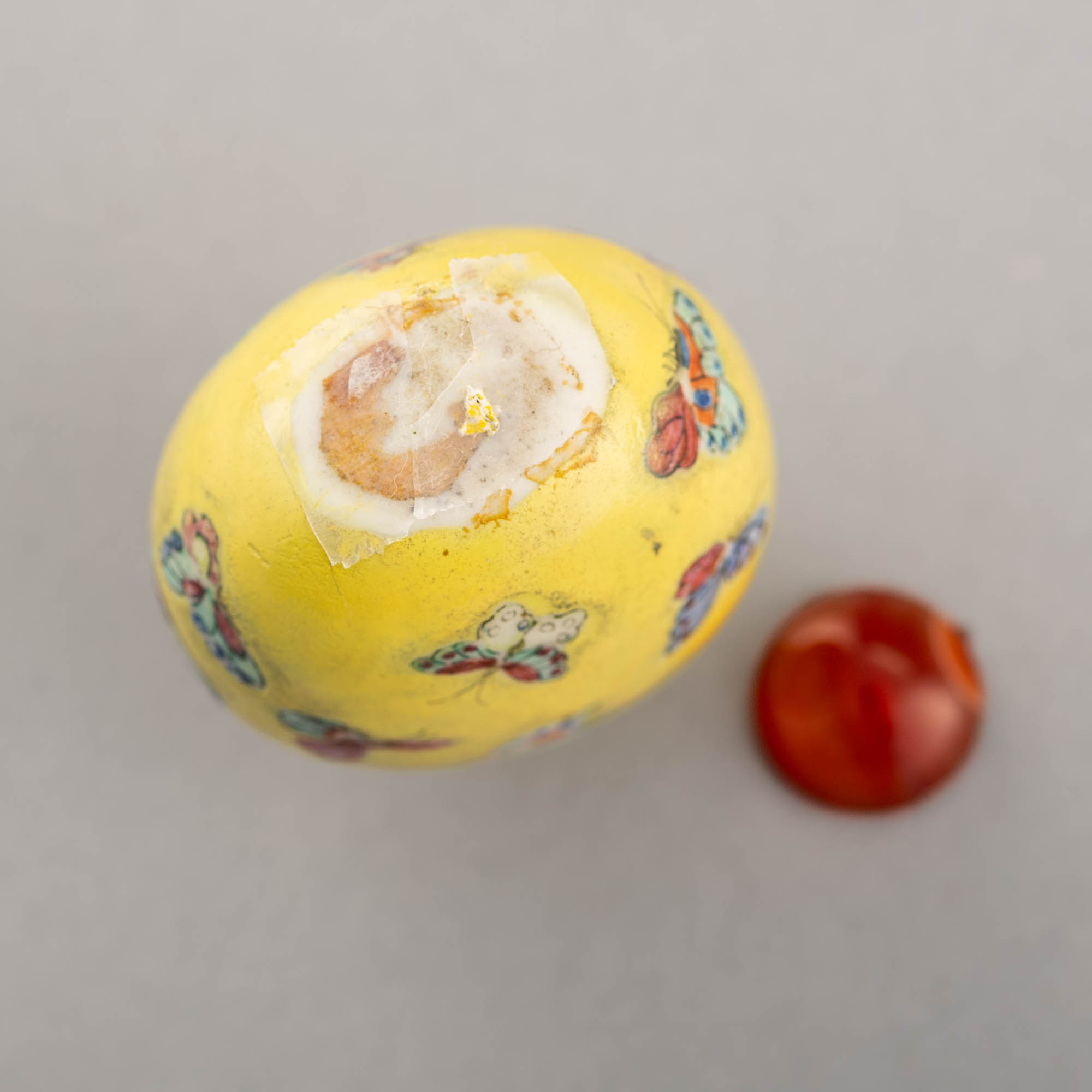 十九世紀黃地粉彩百蝶紋鼻煙壺A Chinese yellow ground famille rose