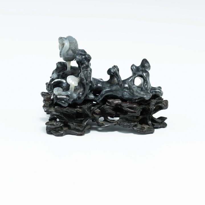 清乾隆 黑白玉巧雕靈芝仙鶴筆架(附原配紫檀座) A Chinese carved black and white jade brush rest, Qianlong period, Qing dynasty