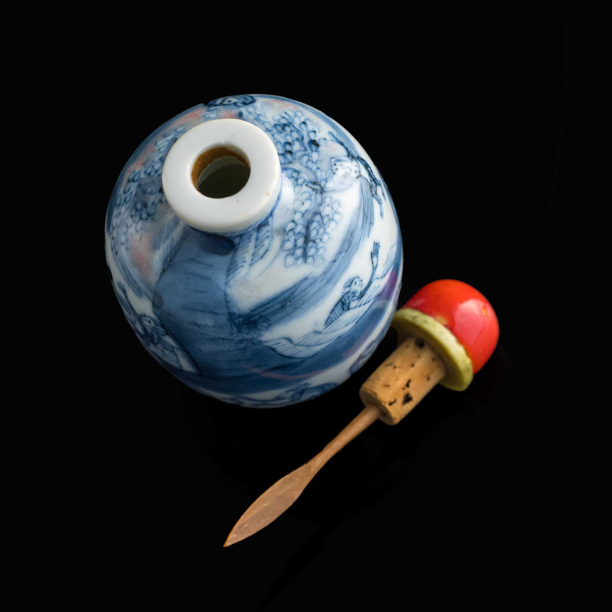 十九世紀青花釉裡紅群猴圖鼻煙壺（附木座） A Chinese blue and copper