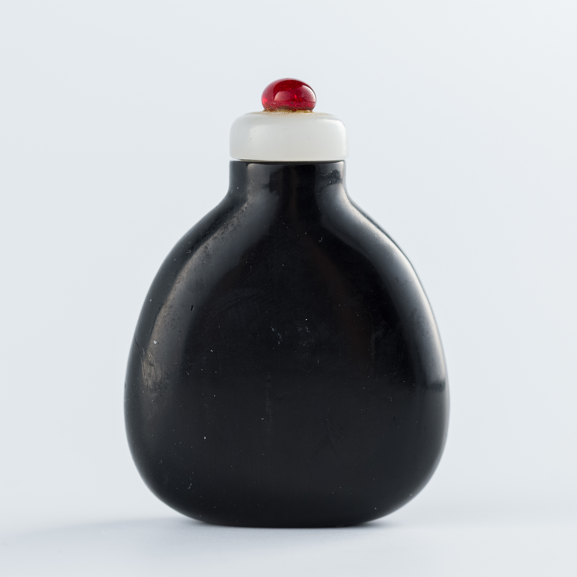 十九世紀牛角鼻煙壺A Chinese ox horn snuff bottle, 19th century