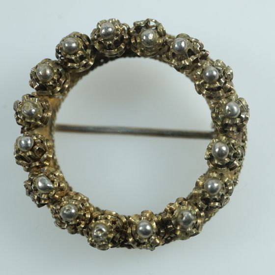 Flower Garland Pin in Gilt Silver (800)