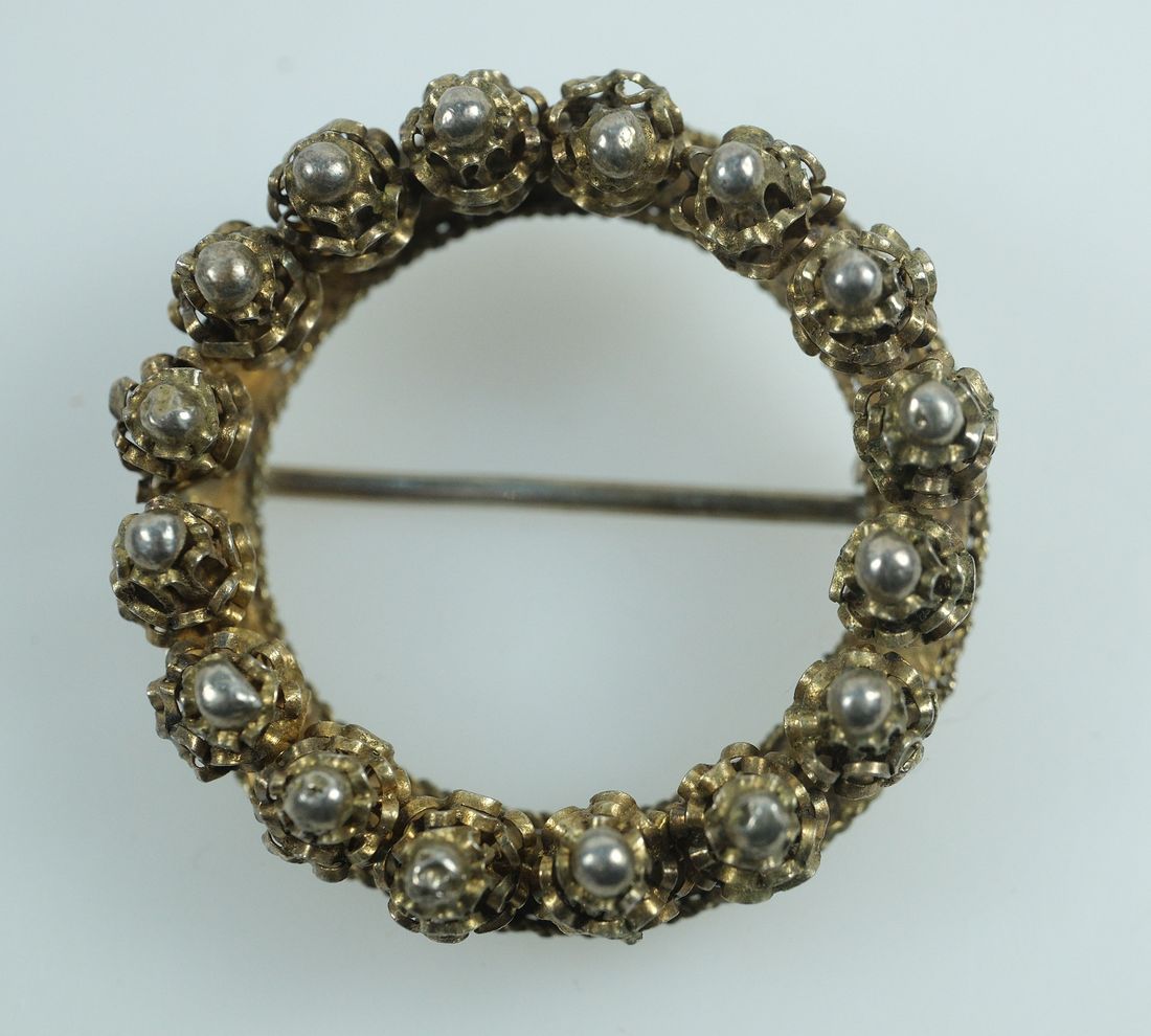 Flower Garland Pin in Gilt Silver (800)