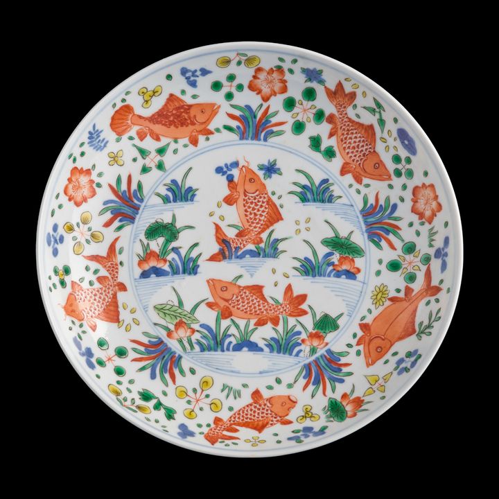 清康熙 青花五彩“在川知樂”魚藻紋盤 A Chinese blue and wucai 'fish' plate, Kangxi period, Qing dynasty