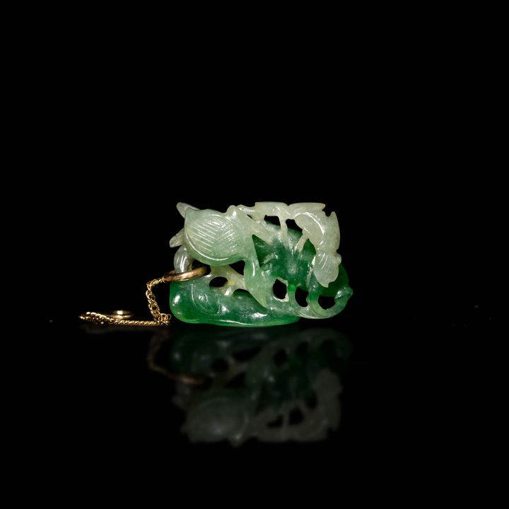 十九世紀   翡翠鏤雕荷魚掛墜 A Chinese jadeite lotus and fish toggle, 19th century