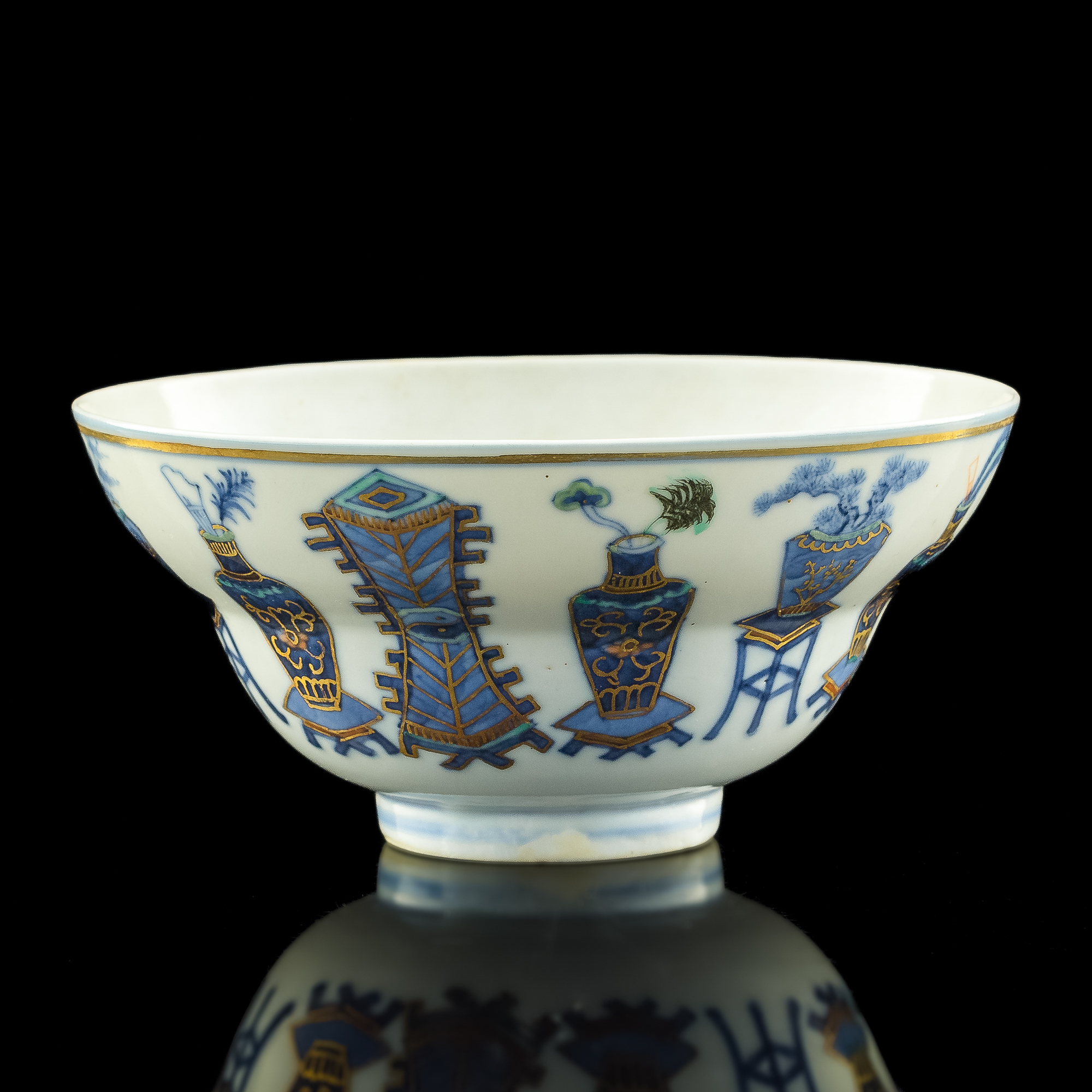 清光緒青花加彩博古圖折腰碗A Chinese blue and white bowl with color