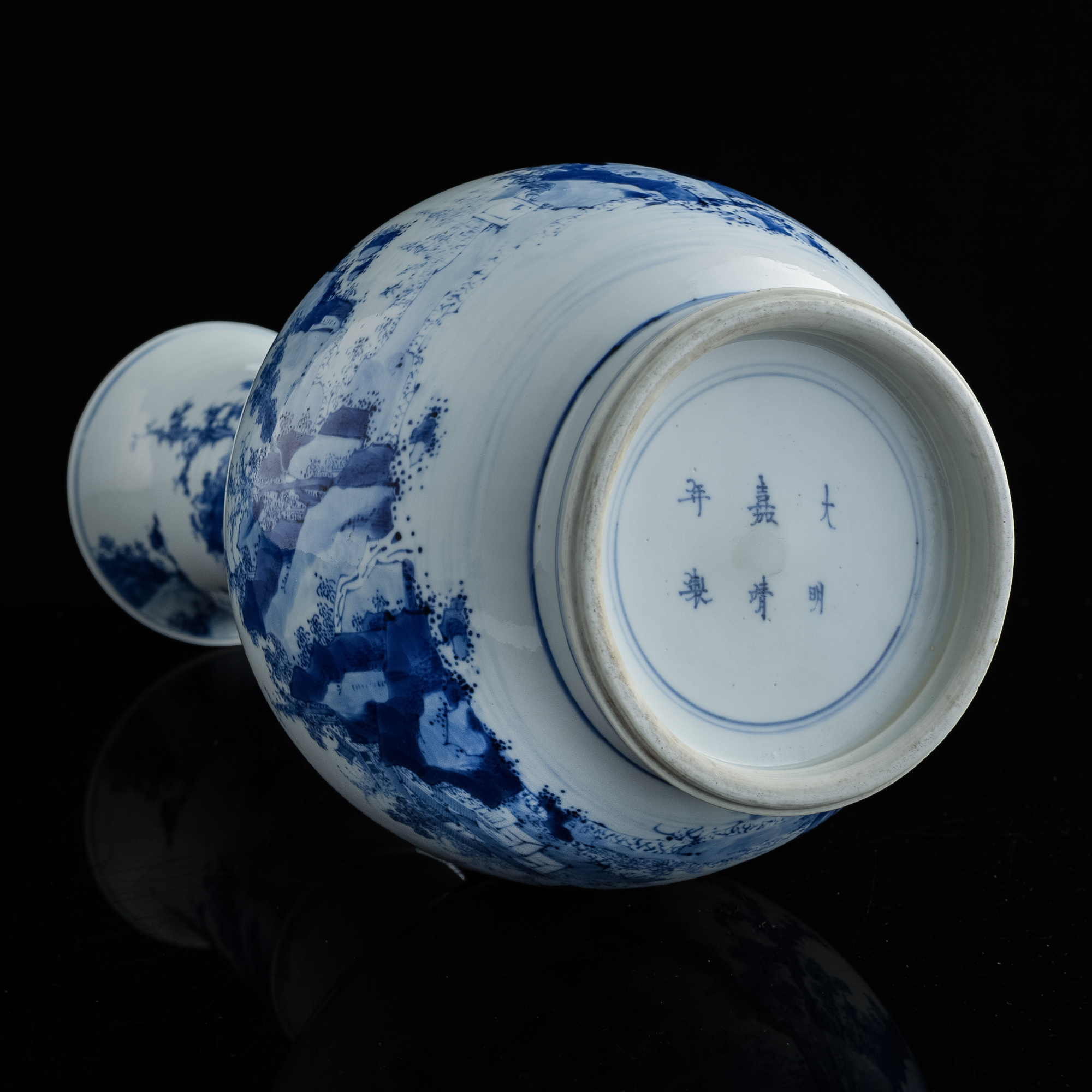 清康熙青花山水瓶A Chinese blue and white 'landscape' vase, Kangxi
