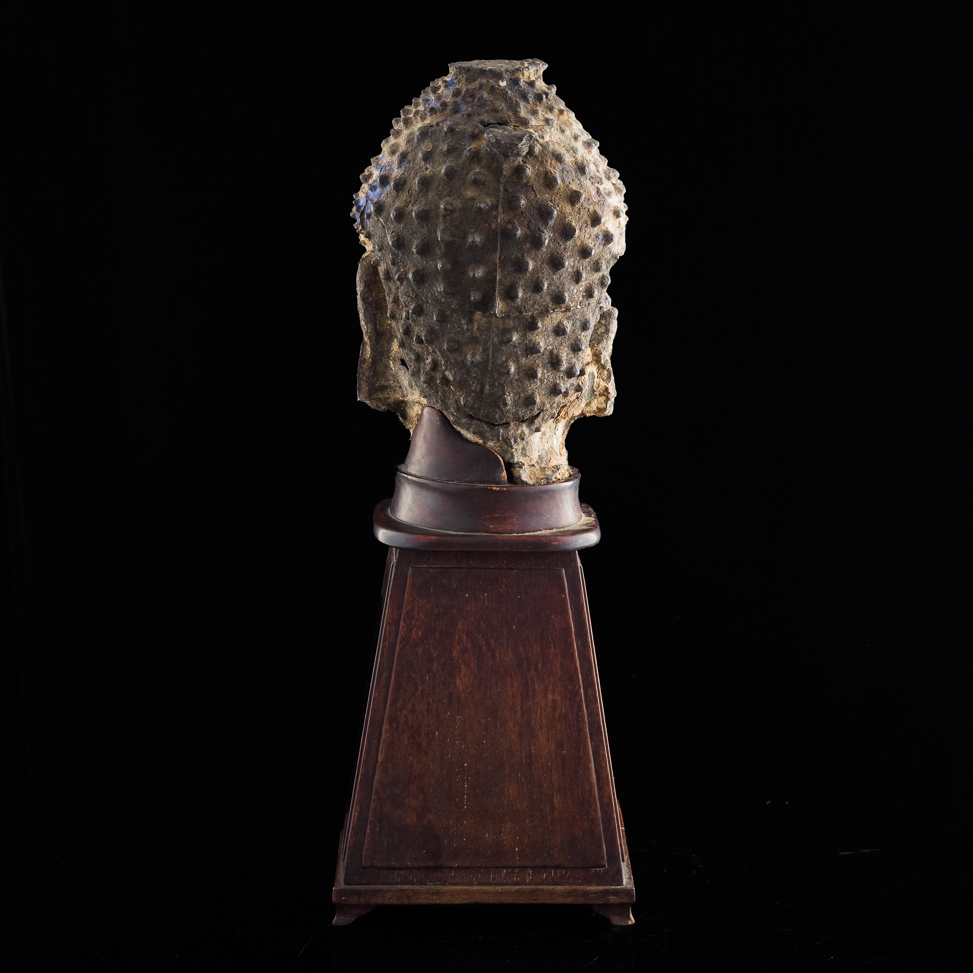 宋代/明代鐵佛頭（附硬木座） An Chinese iron head of Buddha