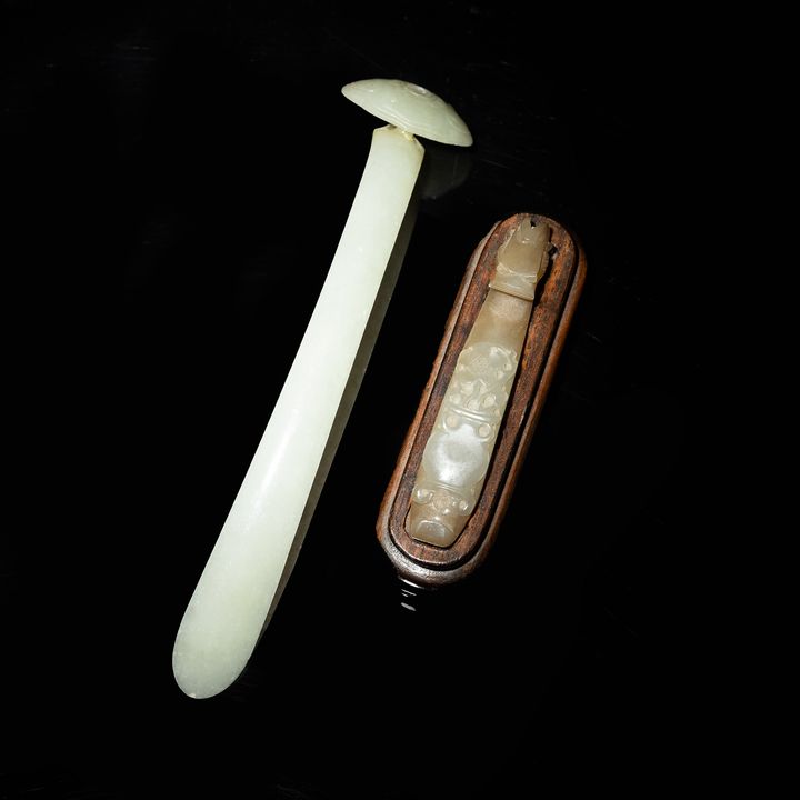 十八世紀 玉簪子及龍鉤 A Chinese jade hairpin and a jade dragon belt hook, 18th century