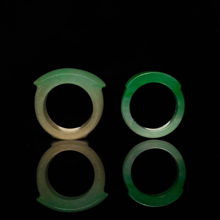 十九世紀 翡翠馬鞍戒兩隻 Two Chinese jadeite rings, 19th century