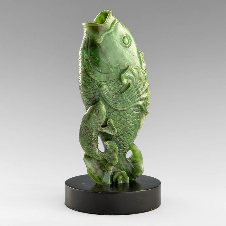 十八世紀   碧玉雕雙魚花插 A Chinese carved spinach jade fish-form vessel, 18th century